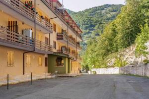 an empty street in front of a building at Monolocale incantevole con una vista panoramica in Filettino