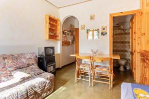 ein Wohnzimmer mit einem Sofa und einem Tisch in der Unterkunft Monolocale incantevole con una vista panoramica in Filettino