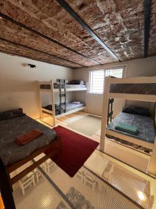 Una cama o camas cuchetas en una habitación  de Casa con Increíble Terraza, Parrilla y Pileta 21 jóvenes en Palermo