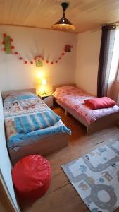 Un pat sau paturi într-o cameră la Maison rénové en pierre