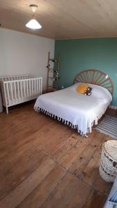 Un pat sau paturi într-o cameră la Maison rénové en pierre