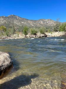 een uitzicht op een rivier met rotsen in het water bij SoCal Camping in Kernville