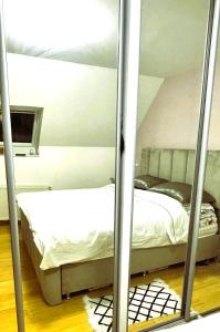 - une chambre avec des lits superposés dans l'établissement Hâvre de paix, à Sevran