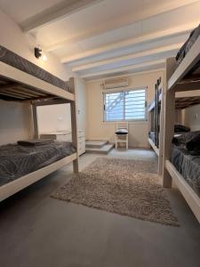 Ein Etagenbett oder Etagenbetten in einem Zimmer der Unterkunft Casa con Increíble Terraza, Parrilla y Pileta 21 jóvenes en Palermo