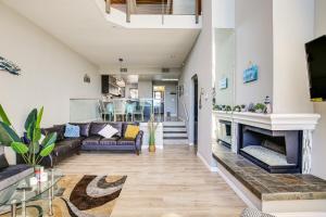 ein Wohnzimmer mit einem Sofa und einem Kamin in der Unterkunft Waterfront Long Beach Condo with Pool Access! in Long Beach