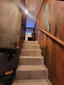 klatka schodowa w pokoju z umywalką i klatką schodową w obiekcie Stylowy Apartament Retro w Poznaniu