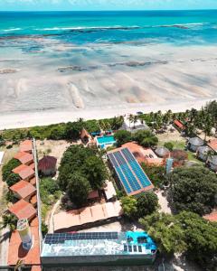 uma vista aérea do resort e da praia em Pousada Barra Velha em Maragogi