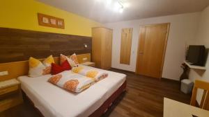 Un dormitorio con una cama con almohadas. en Piz Arina Inklusiv Premium - Card en Galtür