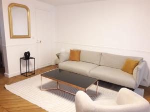 een woonkamer met een bank en een salontafel bij Champs Elysées Luxury appartment in Parijs