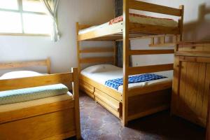 1 Schlafzimmer mit 2 Etagenbetten und einem Fenster in der Unterkunft Casa Bosque y Lago in Cerro de Oro