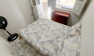 1 dormitorio con 1 cama con edredón en Will's House, en São Luís