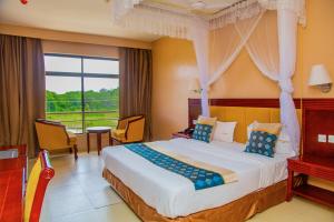 Postel nebo postele na pokoji v ubytování Luwa Evergreen Hotel