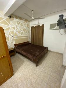 ein Schlafzimmer mit einem Bett in der Ecke eines Zimmers in der Unterkunft Complejo El Mirador in Termas de Río Hondo