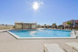 una gran piscina con sillas y un edificio en Inlet Reef 102 Destin Condo en Destin