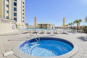 una piscina en medio de un complejo en Inlet Reef 102 Destin Condo en Destin