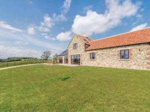 an image of a stone house with a large yard at 4 Bed in Bedale 80704 in Finghall