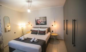 1 dormitorio con 2 camas y 2 mesas en Magnolia, en Tríkala