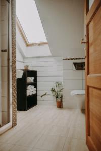 a bathroom with a white toilet and a sink at Domowe Pielesze in Olszanica