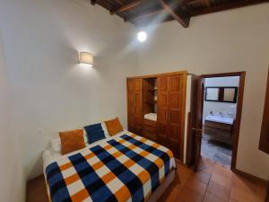 ein kleines Schlafzimmer mit einem Bett und einem Badezimmer in der Unterkunft Hermosa y Acogedora Casa de Descanso & Mirador in Barichara