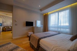 - une chambre avec un lit et une grande fenêtre dans l'établissement Ar-mo-ni, à Istanbul