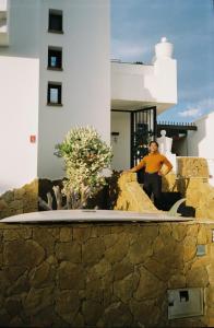 Ein Mann steht auf der Treppe eines Hauses in der Unterkunft Coco Surfhouse - Coworking Coliving in Corralejo