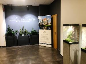 une pièce avec des plantes en pot sur un mur dans l'établissement Apartimento Hydral Arte, à Wrocław