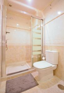 a bathroom with a toilet and a shower at Apartamento frente al mar en A Illa de Arousa in Isla de Arosa +13 photos