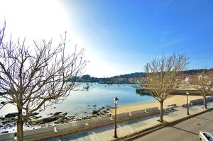 a view of a river with boats in the water at Apartamento frente al mar en A Illa de Arousa in Isla de Arosa