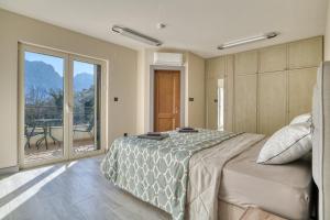 Luxurious 3-Bedroom Apartment tesisinde bir odada yatak veya yataklar