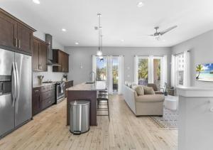 O bucătărie sau chicinetă la Luxurious Ocean View 3BD House In Jacksonville