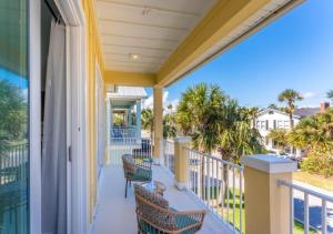 balkon z krzesłami i widokiem na ocean w obiekcie Luxurious Ocean View 3BD House In Jacksonville w mieście Jacksonville Beach