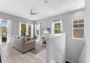 een woonkamer met een bank en een open haard bij Luxurious Ocean View 3BD House In Jacksonville in Jacksonville Beach