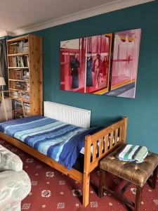een slaapkamer met een bed en een schilderij aan de muur bij Lowry House Hotel in Great Barr in Birmingham