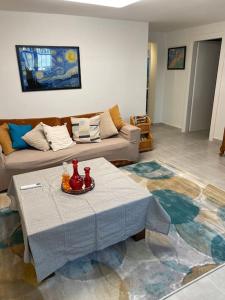 ein Wohnzimmer mit einem Tisch und einem Sofa in der Unterkunft Enna House 2 in Athen