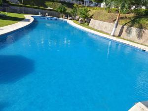 une grande piscine d'eau bleue dans l'établissement Paraiso Teques, Casa entera con acceso al lago, à Tequesquitengo