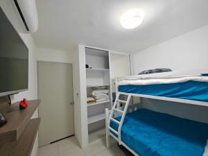 Cette chambre comprend 2 lits superposés et une télévision. dans l'établissement Paraiso Teques, Casa entera con acceso al lago, à Tequesquitengo