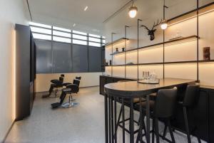 墨西哥城Be Grand by Wynwood House的房间里有一张桌子和几把椅子的酒吧