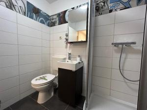 y baño con aseo, lavabo y ducha. en Gemütliches helles Apartment im Zentrum von Bayreuth, en Bayreuth
