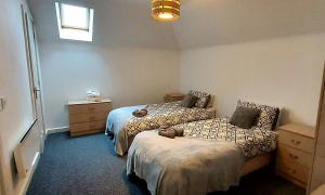 une chambre d'hôtel avec deux lits et une fenêtre dans l'établissement Large 2 bed flat in Bolton, à Farnworth