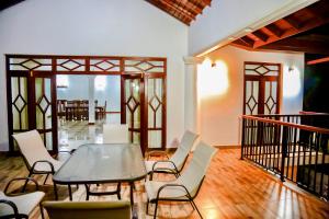 uma sala de jantar com mesa e cadeiras em Lihini Scandic Bungallow em Ganepola