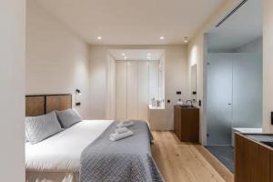 1 Schlafzimmer mit einem großen Bett und einem Badezimmer in der Unterkunft Moderno Apartamento en Madrid España in Madrid