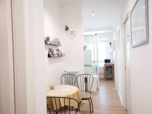a small dining room with a table and chairs at Casa di Kaixin in Mestre