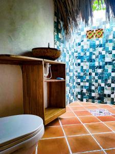 y baño con lavabo y aseo. en Cabaña Compartida en Calabazo - Celestial Villa Tayrona, en Santa Marta