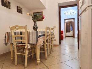 eine Küche und ein Esszimmer mit einem Tisch und Stühlen in der Unterkunft B&B Maria Piddu in Palermo
