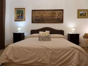 ein Bett mit einem Tablett mit Kerzen darauf in der Unterkunft B&B Maria Piddu in Palermo