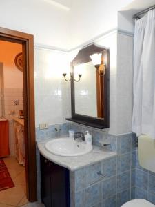 ein Bad mit einem Waschbecken und einem Spiegel in der Unterkunft B&B Maria Piddu in Palermo