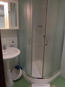 y baño con ducha y lavamanos. en Apartments Krapina Lux en Budva