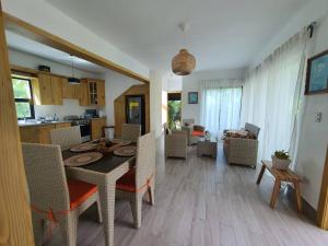 una cucina e un soggiorno con tavolo e sedie di Villa María Victoria, en Jarabacoa a Jarabacoa