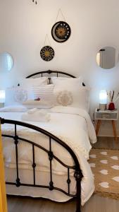 een slaapkamer met een zwart-wit bed met witte kussens bij Mel-C's Cozy Cottage in Monroe