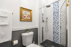 een badkamer met een toilet en een glazen douche bij Mel-C's Cozy Cottage in Monroe